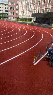 女孩子看起来外表美丽，其实裤袜已经掉到大腿根了！哈哈哈