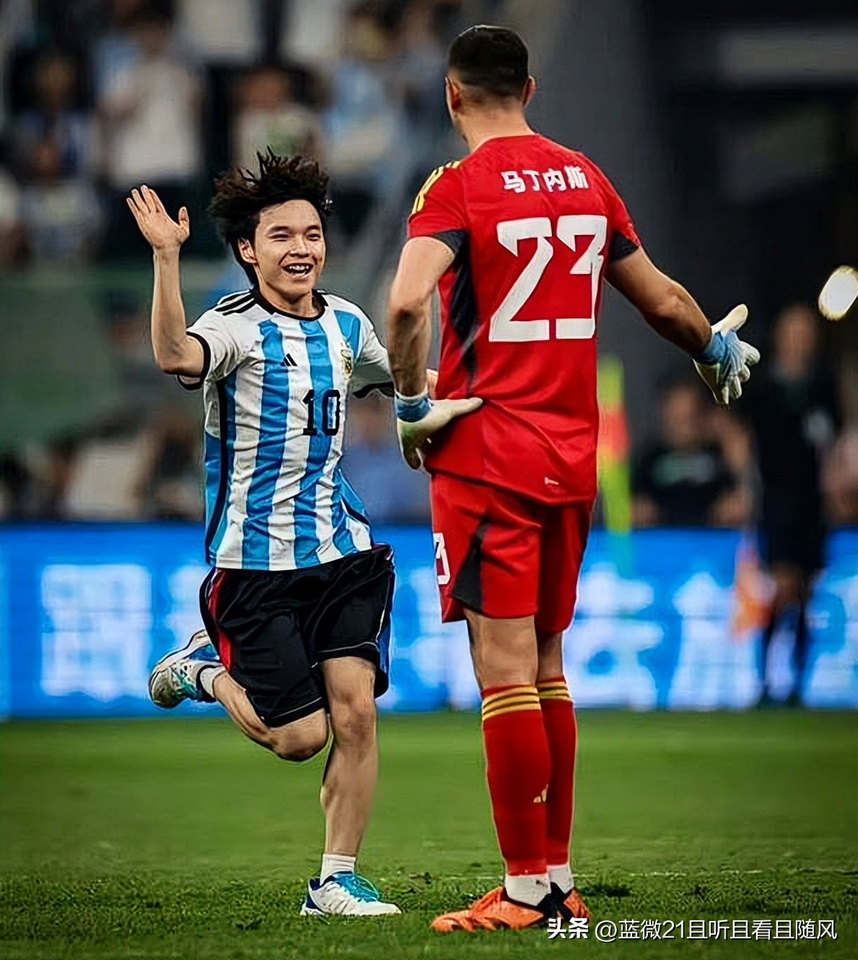 18岁小伙冲入球场拥抱梅西，那位追风的少年有错吗？