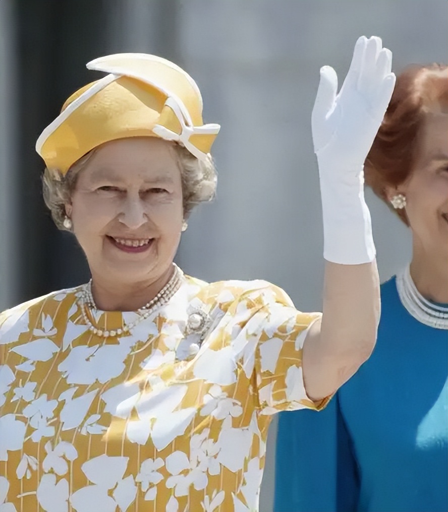 查尔斯苦等70年登基，而其母王的方方面面似乎更令人回味