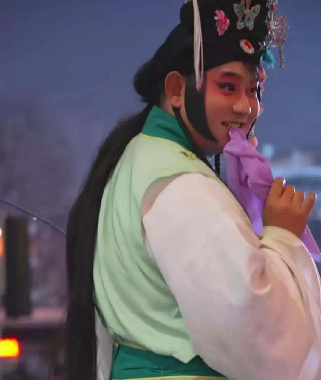 酸妮儿火的视频,酸妮儿高跷怎么火的