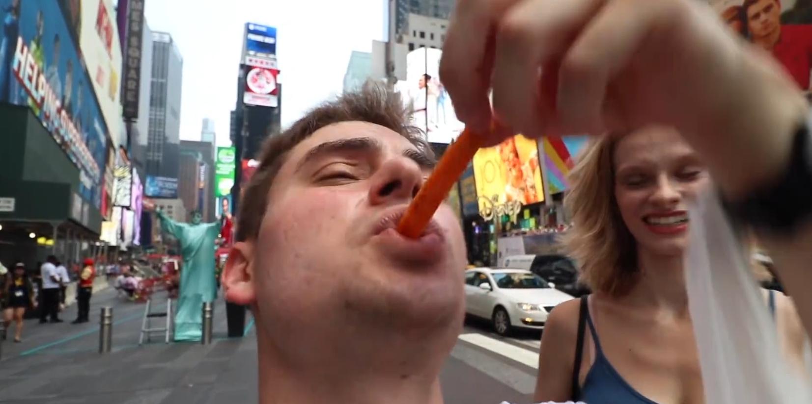 在美国街头第一次吃中国辣条,美国小伙第一次吃中国辣条