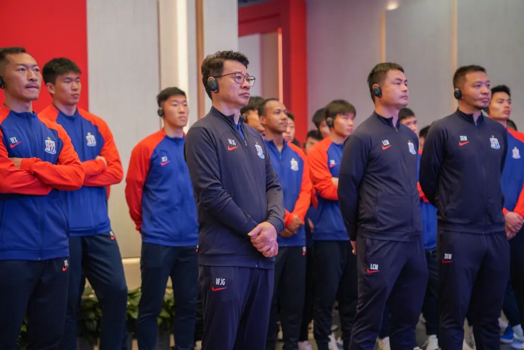 申花一线队集体瞻仰*共中**一大会址重温*党**史牢记初心再起征程