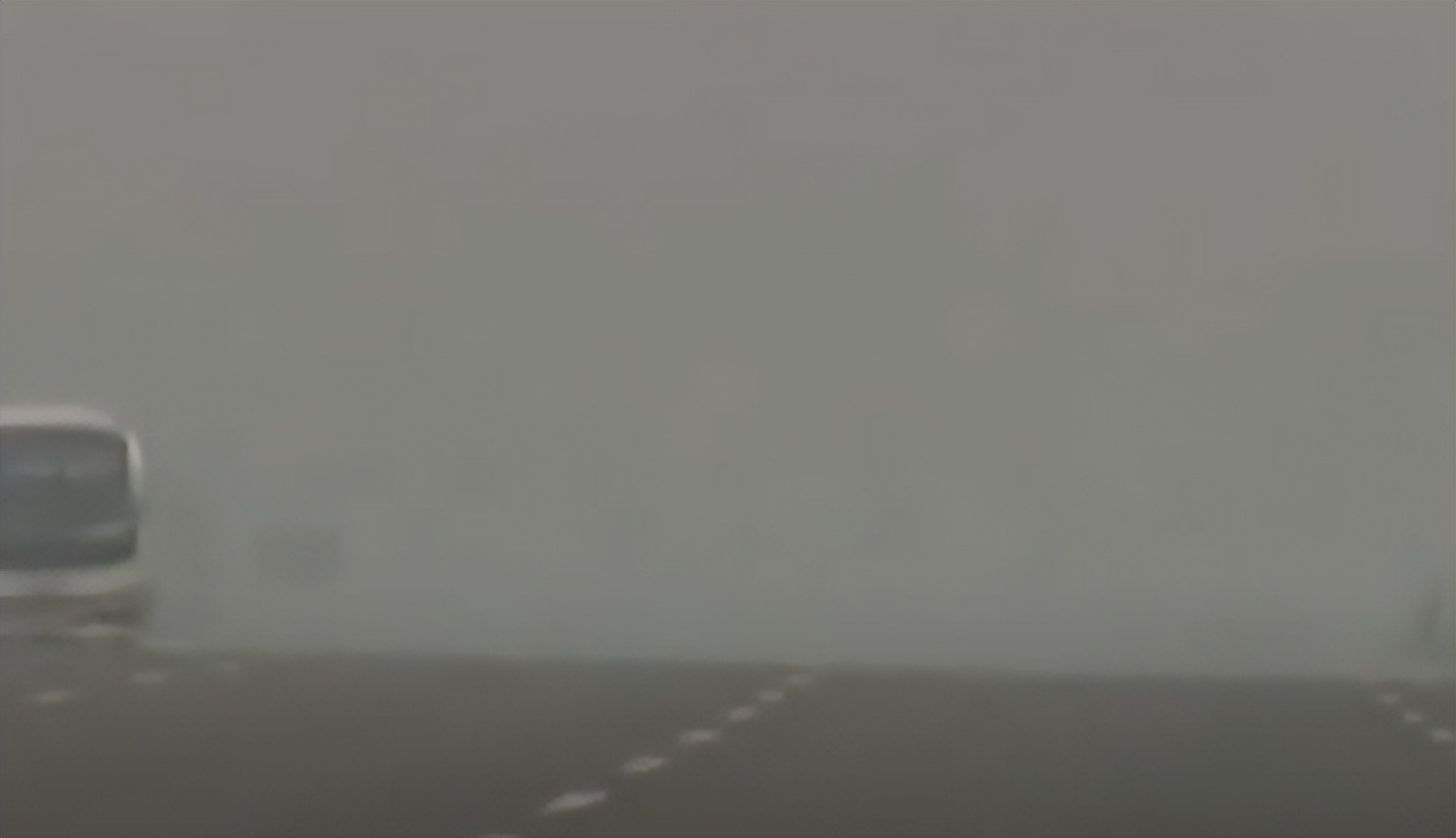 河南老汉600元买来发光水晶，深夜发出强光，专家称萤石夜明珠