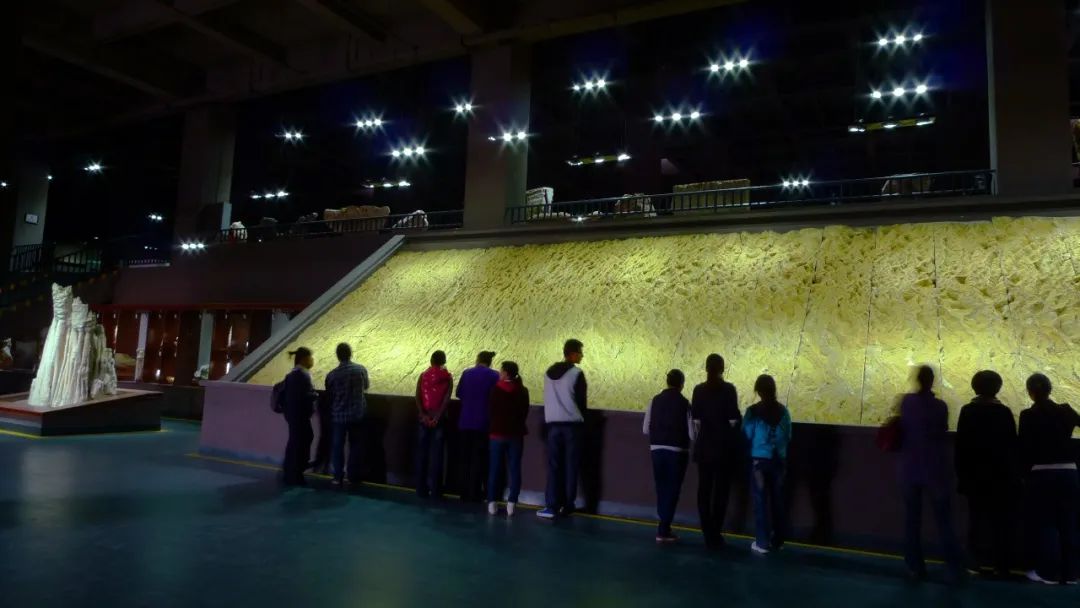 石钟乳和石笋颜色区别,石钟乳和石笋的区别