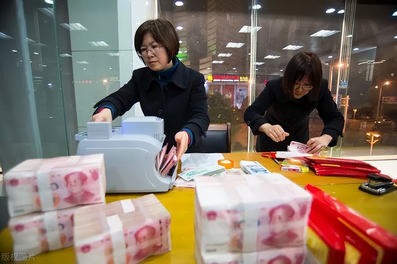 银行月薪过万难么,在银行工作月薪一万难吗