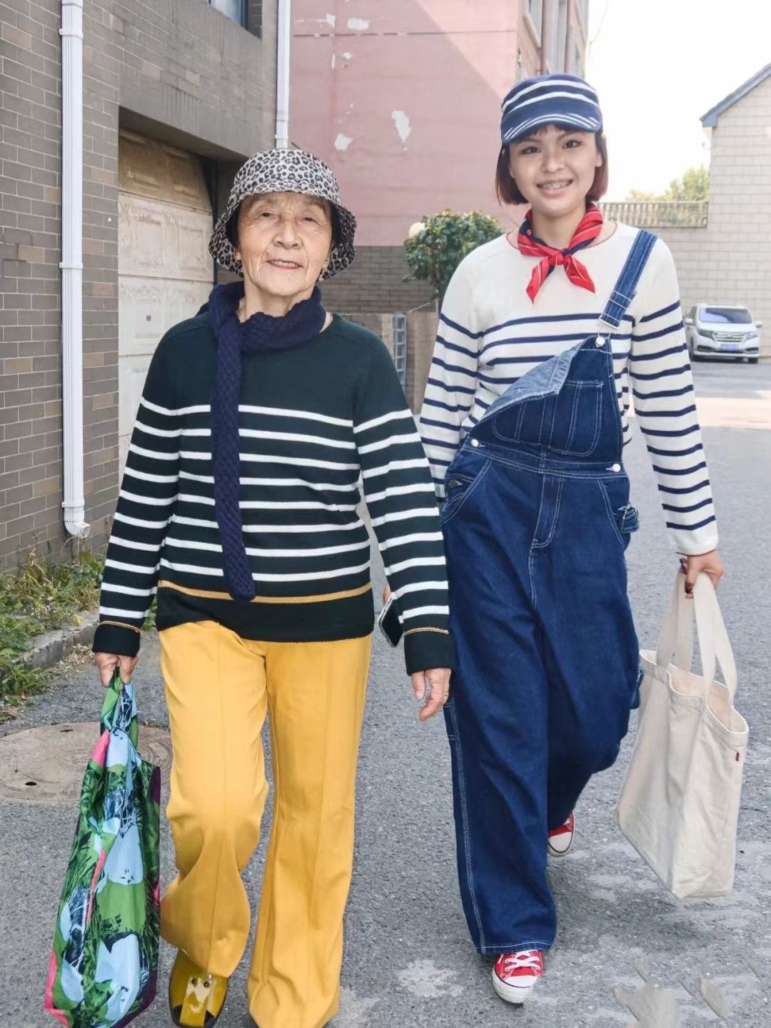 毛衣开衫里面怎么搭配不老气,秋冬季节几种简单实用的毛衣搭配