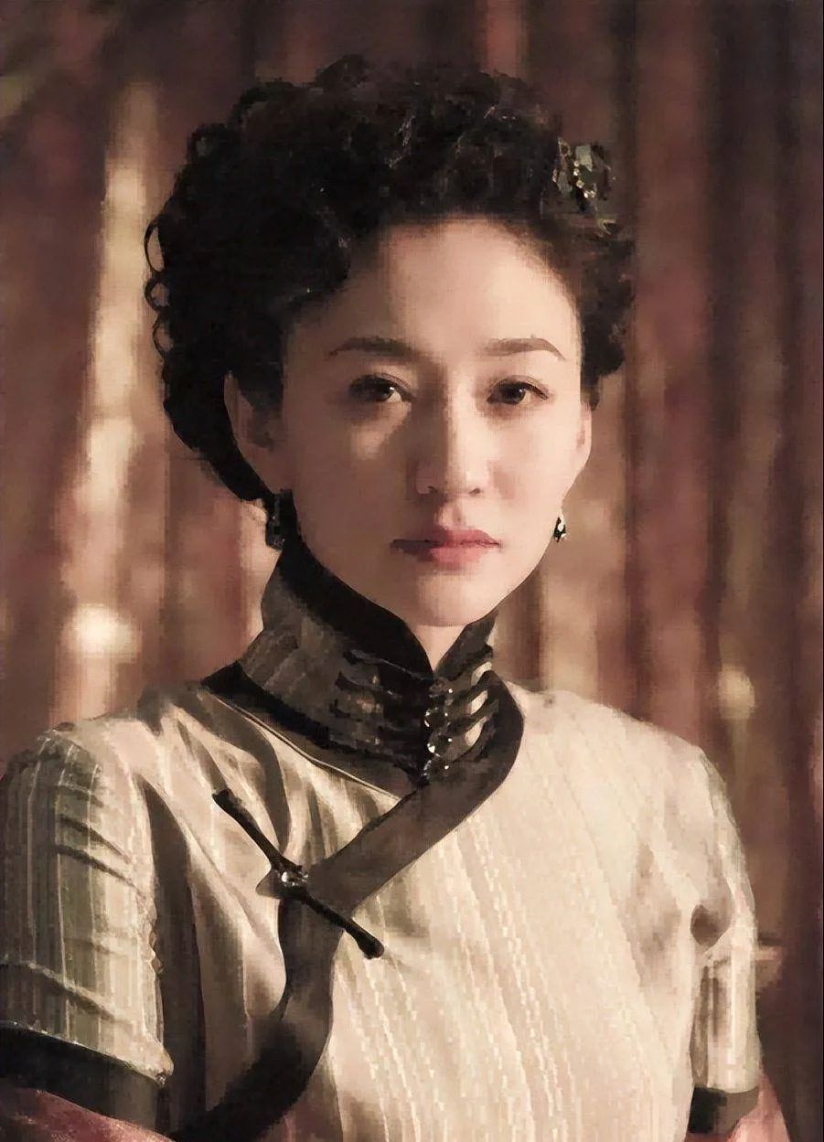 刘嘉玲关晓彤同框,穿旗袍大秀窈窕好身材