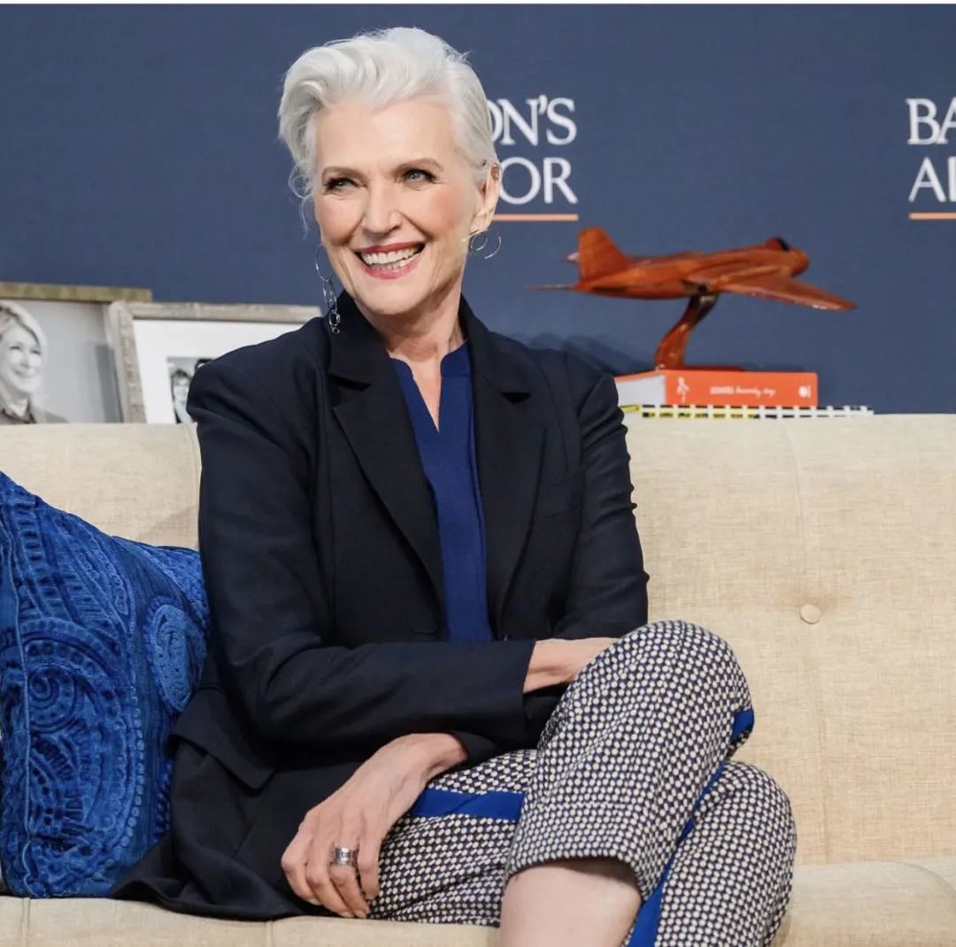 74岁马斯克妈妈来中国,穿国货超惊艳!为什么她越老越飒?