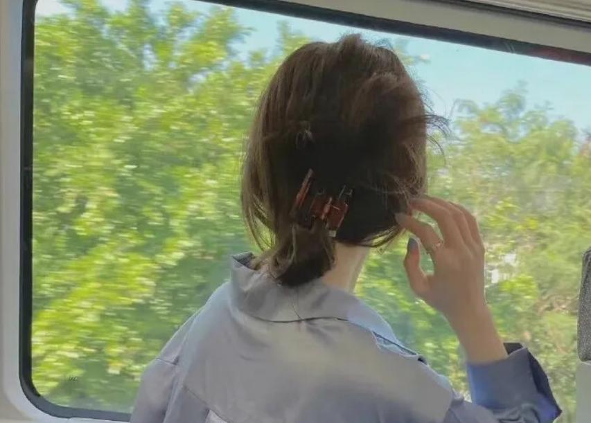 我和弟媳同时办30岁生日，我妈给她20000红包，给我一件二手衣服