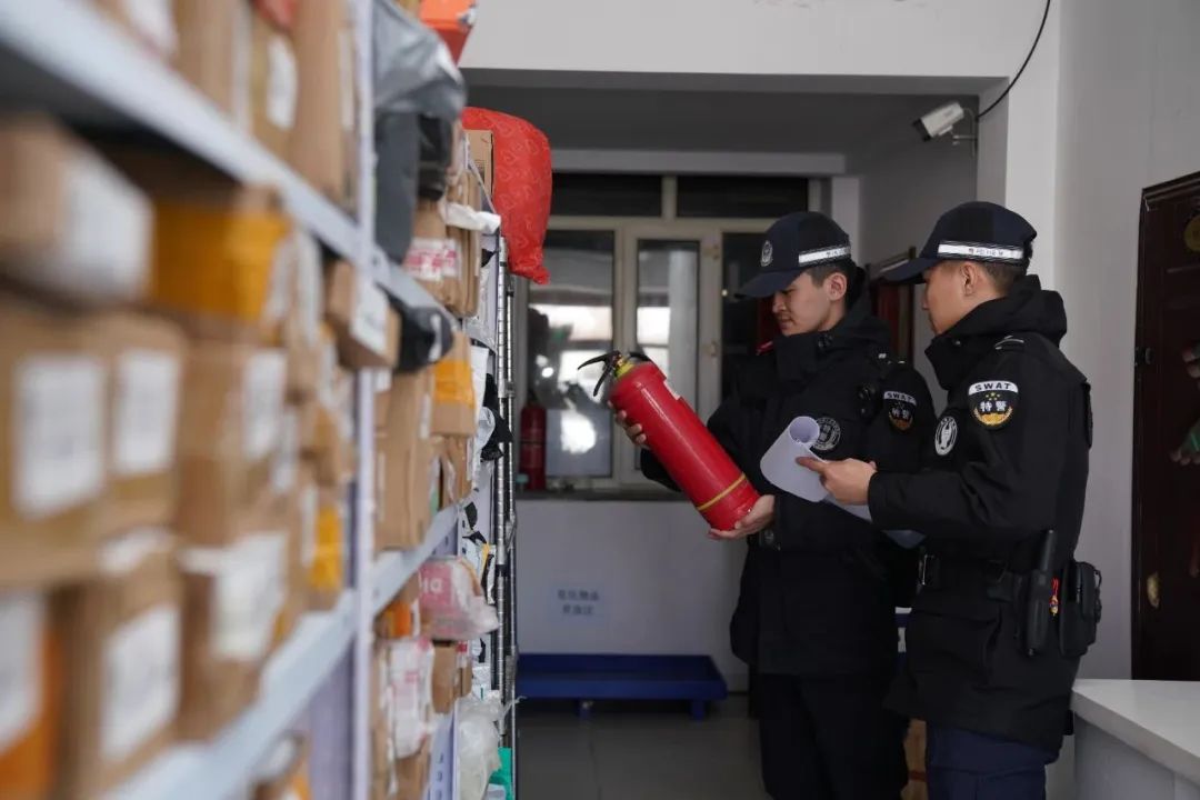 公安在岗守护一方平安,我在岗位上五一我在岗公安不打烊