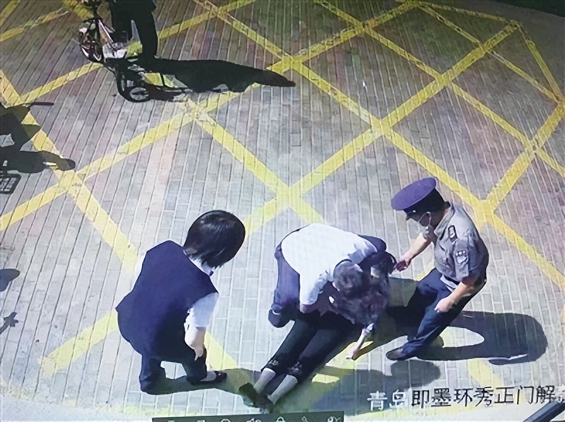 老年客户在银行晕倒情景剧,八旬老人晕倒农行员工