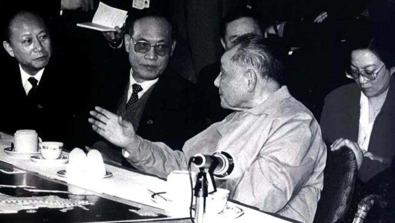 21年前苏联解体，全世界都等看中国笑话，*小平邓**是如何力挽狂澜的