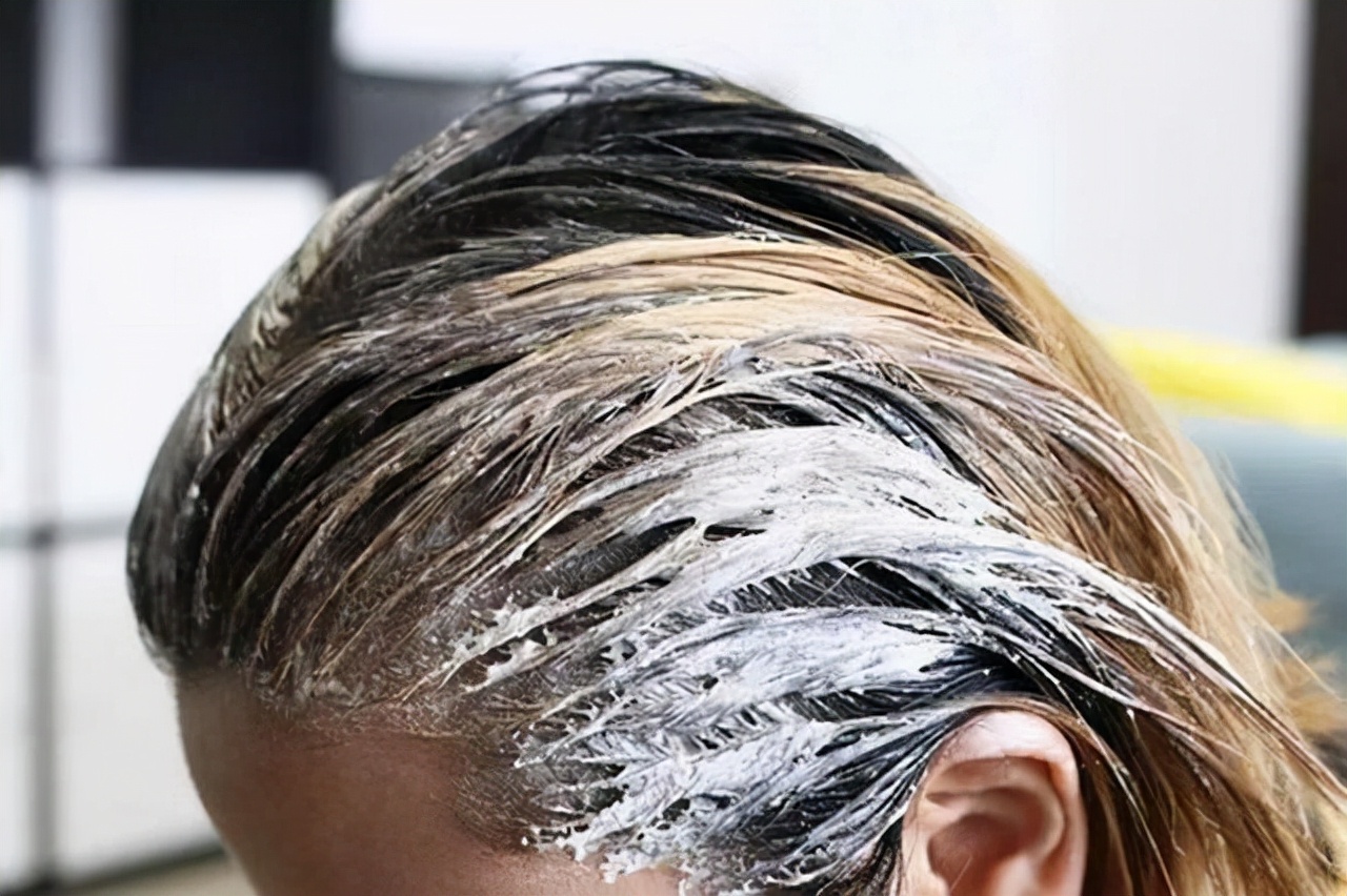 白发在头顶长代表什么,白发长在额前多是什么原因