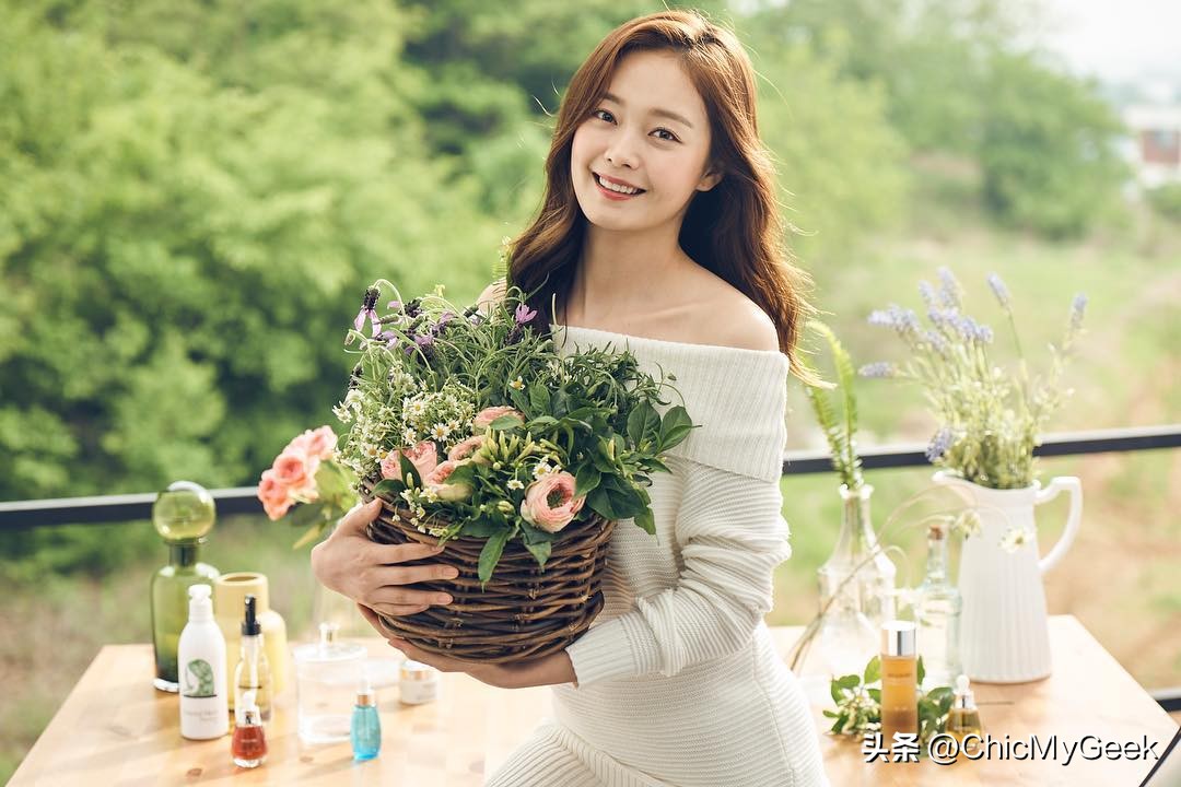 她的细腿美胸终于被发现了！36岁敢不化妆出镜还被封素颜天才