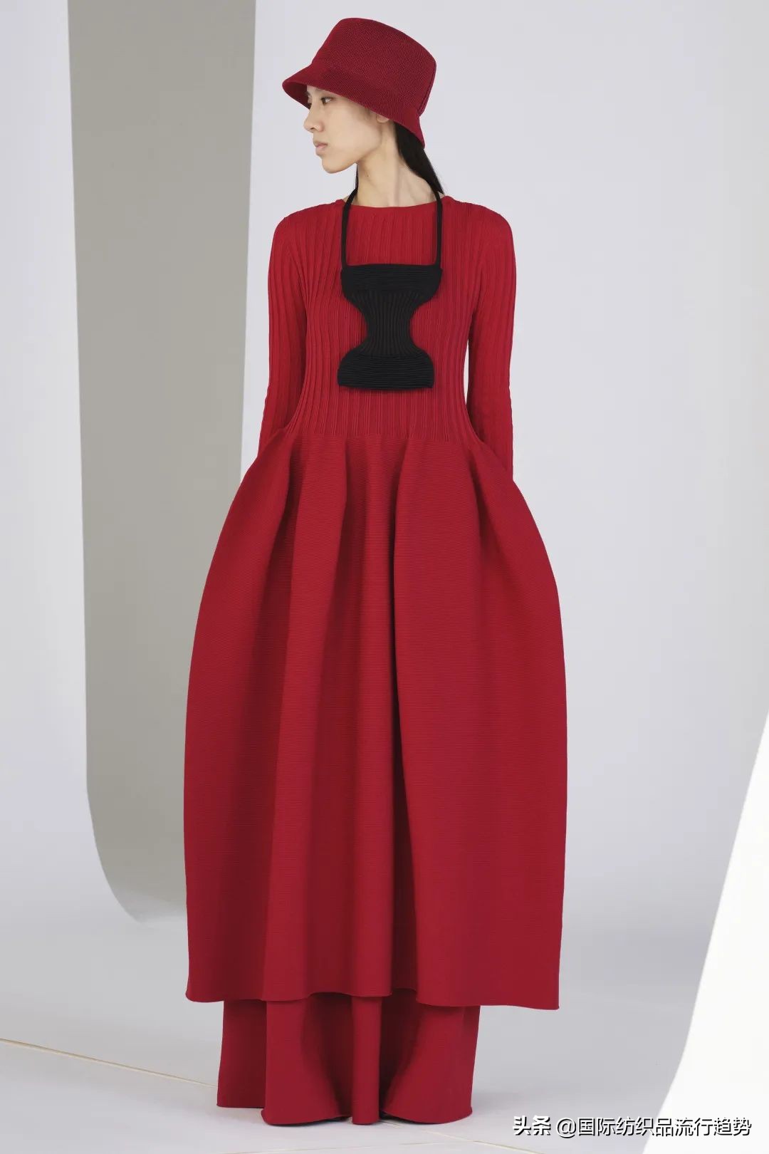 把服装当作思想的容器！看高桥祐介将美学融入到针织艺术中