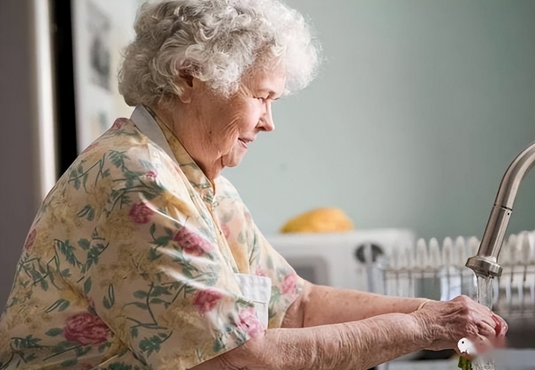 怎样消除老人身上的老人味,人老了为什么有老人味