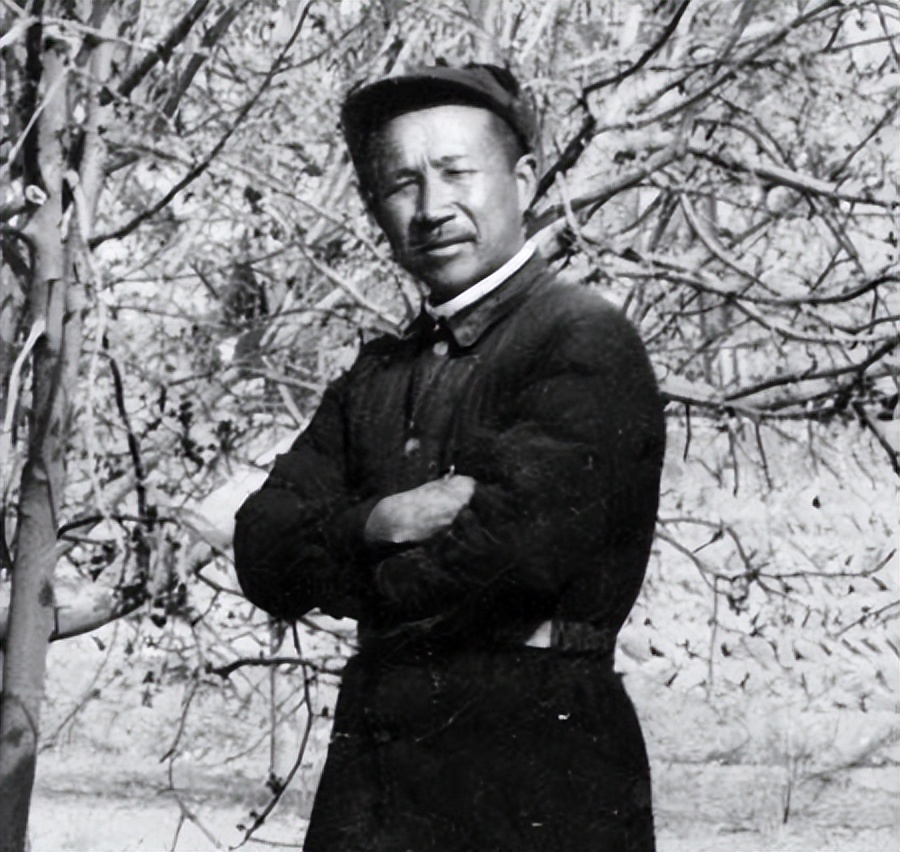 1942年，为让战士不捡烟屁股抽，张云逸自费42元创办首个军中烟厂