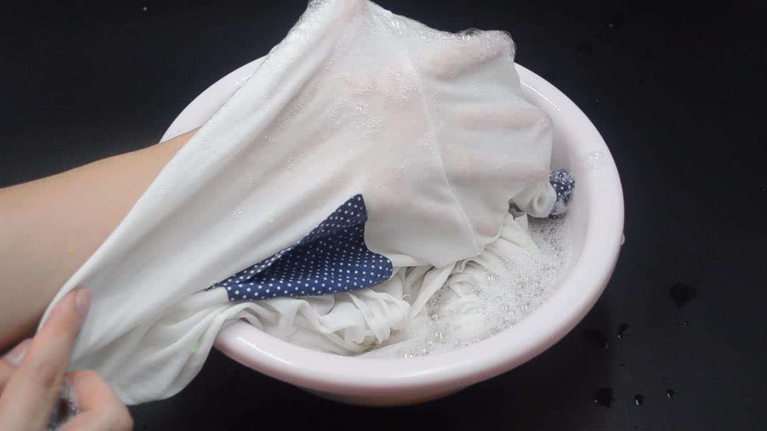 各种颜色的衣服一起洗怎么不染色,一件衣服两种颜色相互染色怎么办