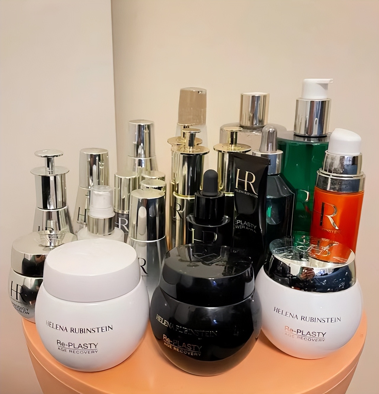 赫莲娜往年价格对比,赫莲娜为何在官方卖那么贵