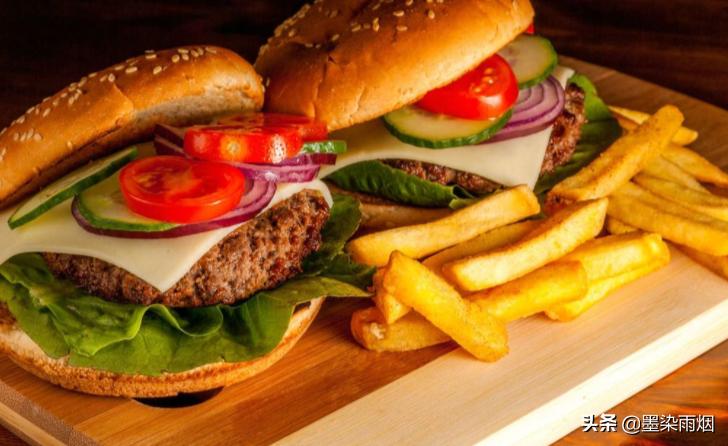 美国小伙把中国美食带回家，父母吃了立马被征服：中国火锅美味