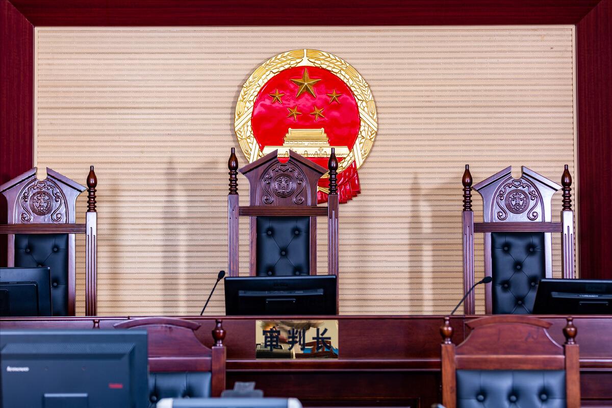 他从事间谍活动多年，业余写小说爆火，却因为写得太逼真而暴露