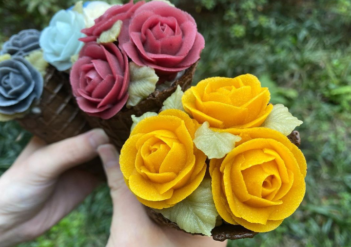 夏日的甜蜜诱惑:玫瑰花冰淇淋,盛开在夏日里的美味“花束”