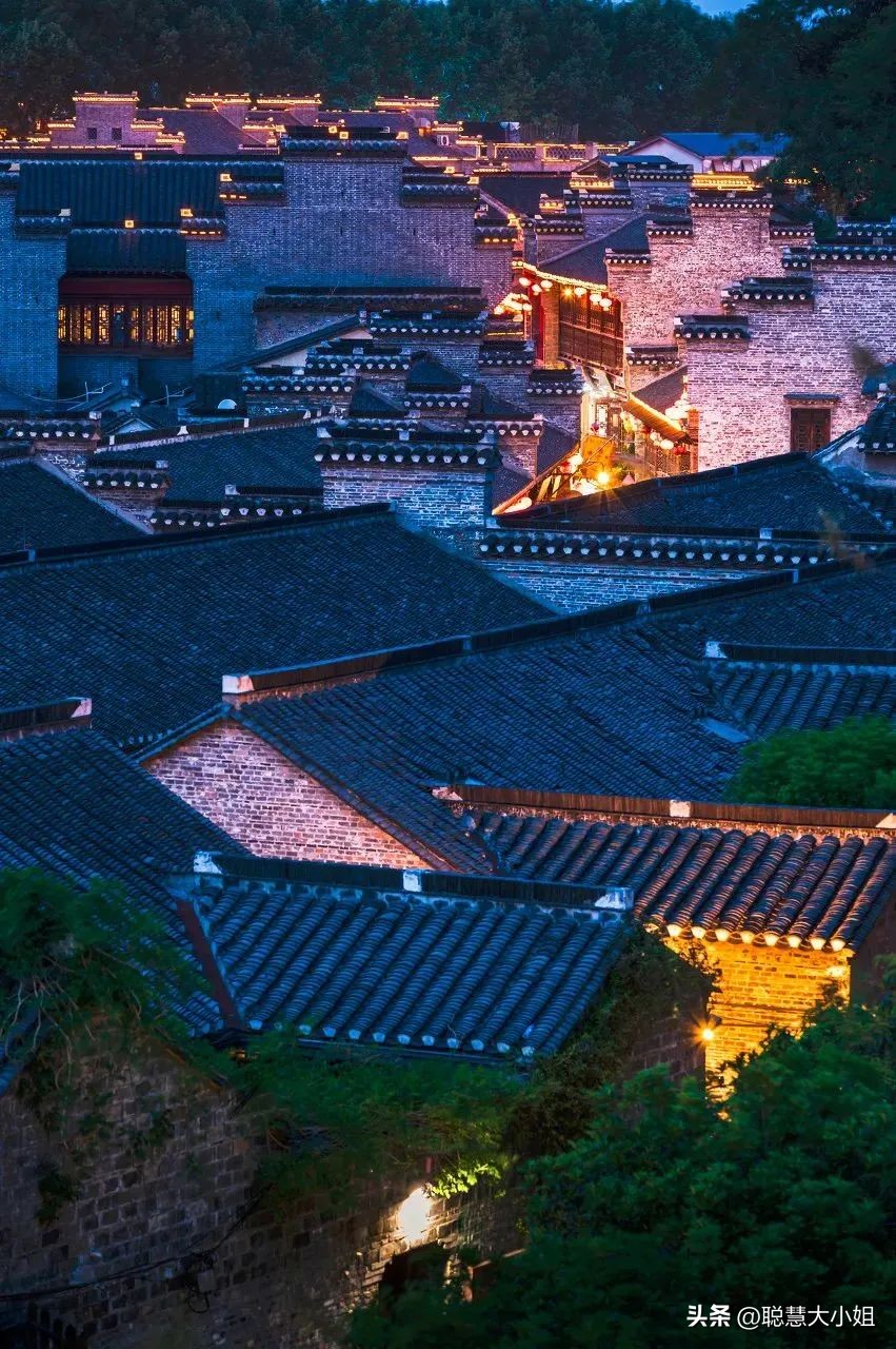 江苏镇江，比扬州安逸。这座有钱低调的小城，倦了就去小住几日