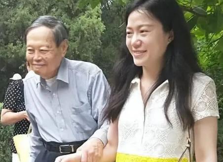 57岁富婆嫁小19岁老公生下三胞胎,57岁富婆嫁给丈夫后生三胞胎