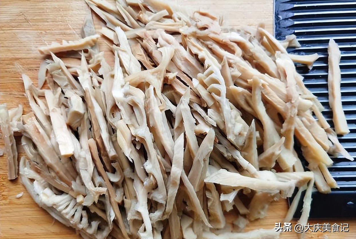 干笋只用水泡发就错了?老厨师:加上这一步,干笋香软脆嫩又入味