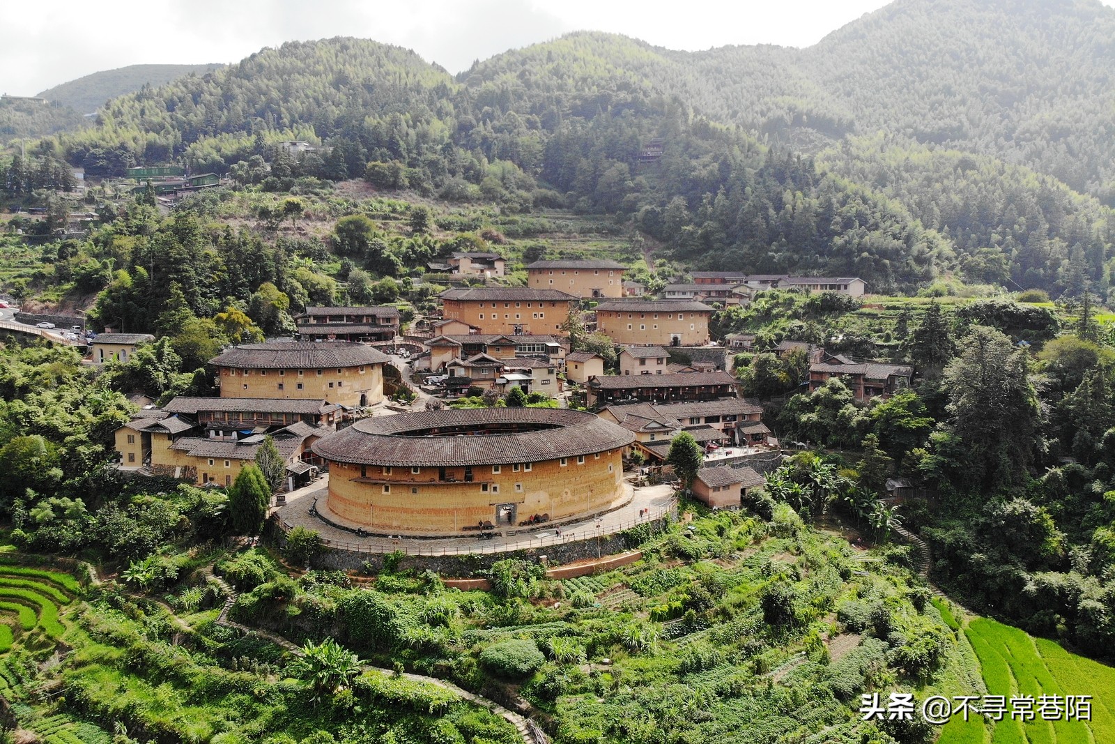 这里有许多历史悠久的古镇,从历史中走来的古镇