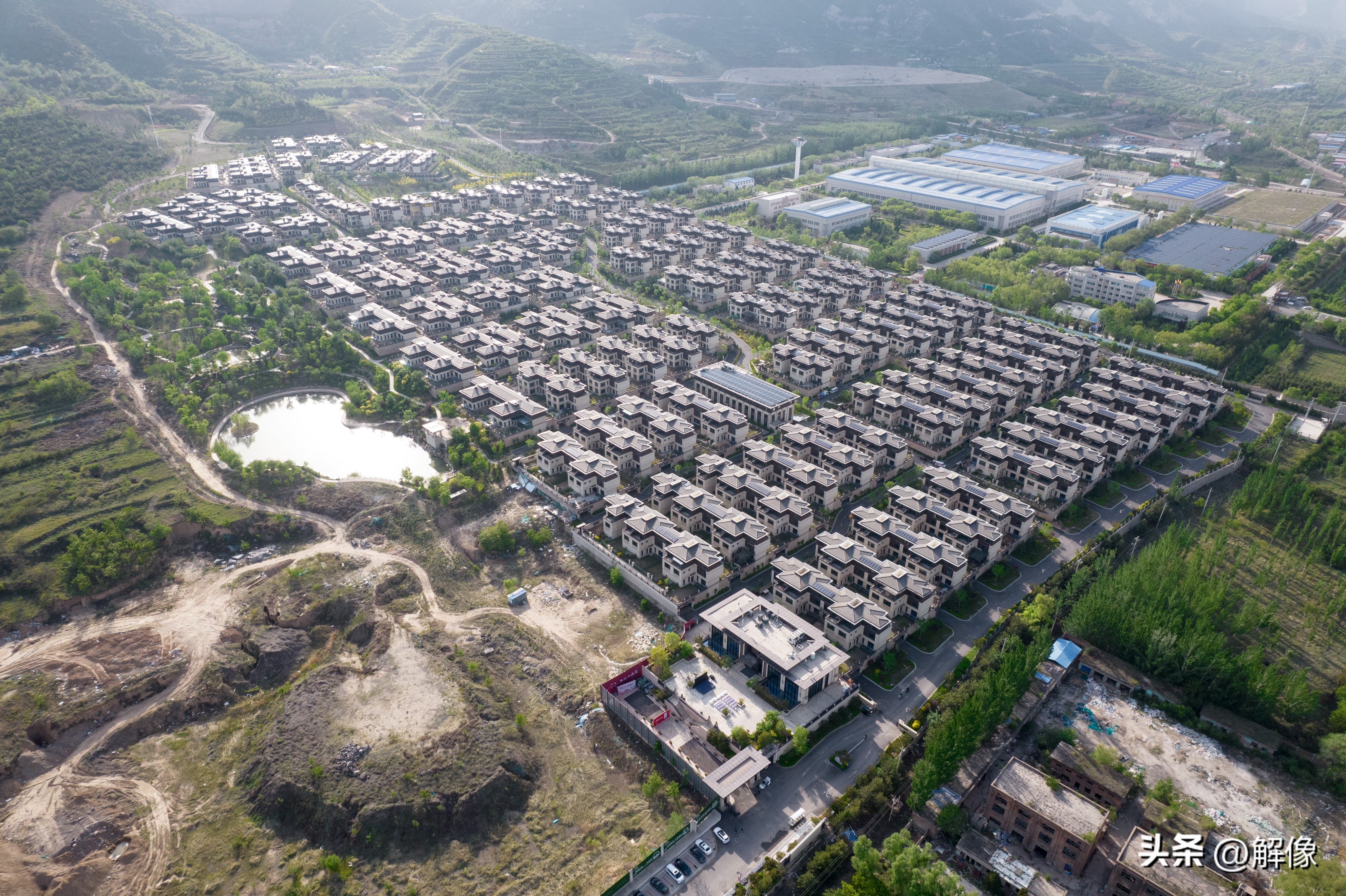 在太原泉域一级保护区的森林公园内，有一座大型别墅群！