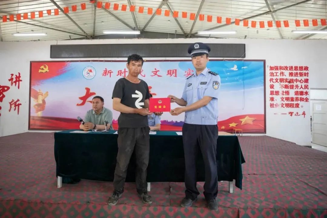 42发！叶城一男子主动上交*弹子**获奖励