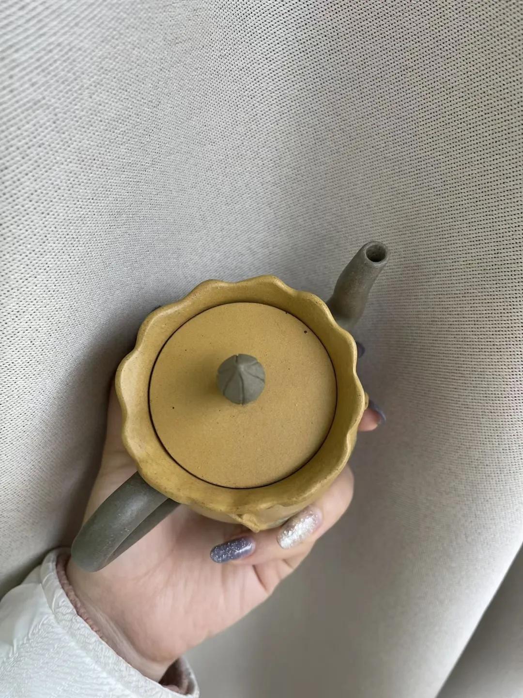 新品黄玫瑰容量：260cc泥料：双色泥作者：陈鹏1990年1