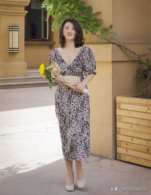 告别小白鞋今年流行怎样的鞋,告别小白鞋奶奶鞋再次火爆时尚圈