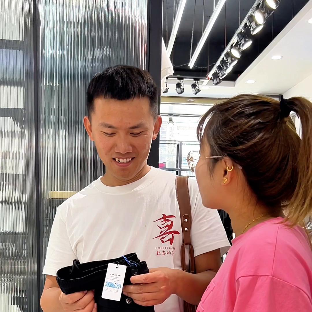 晨妈让我陪她上街逛逛，没想到竟然是给我买衣服，给我买了...