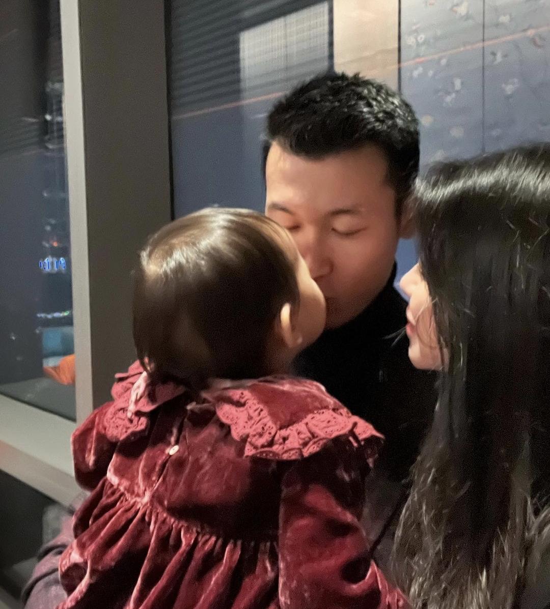 朱珠晒与丈夫神剧合照,朱珠与老公深夜街头互动甜蜜