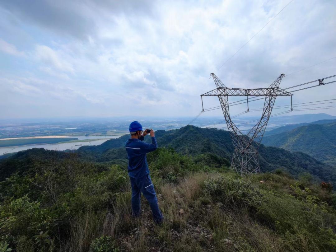 无惧风雨保供电守护光明暖万家,无惧风雨全力以赴抗洪