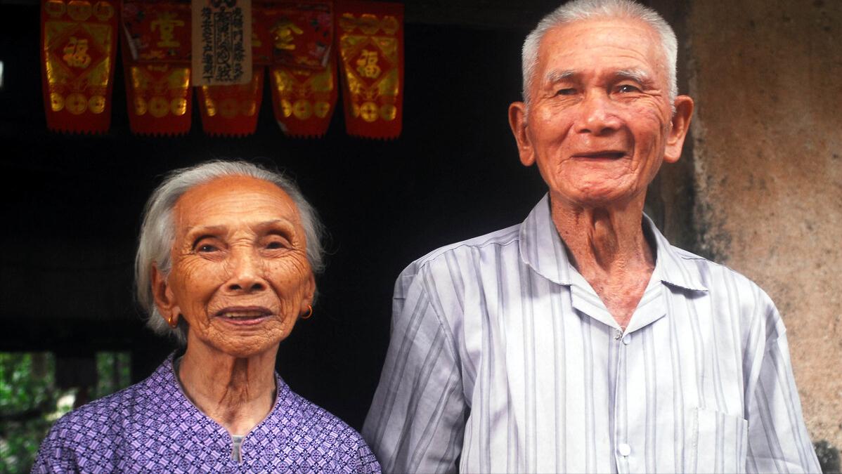 老人不能自理时如何养老好,三位老人的三种全新养老方式