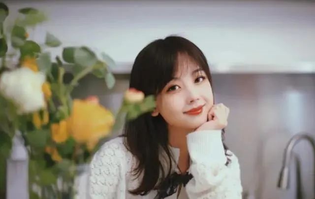 央视记者王冰冰被爆隐私疑似塌房？造神时代，病态追星何时休？