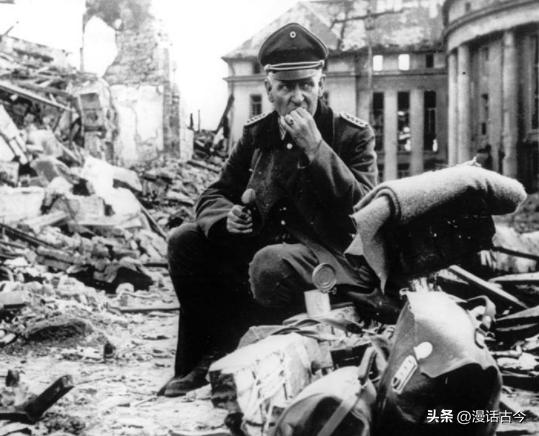 真实晚清老照片：穿着肚兜的*女妓**在揽客，底层妇女穷到衣不蔽体2