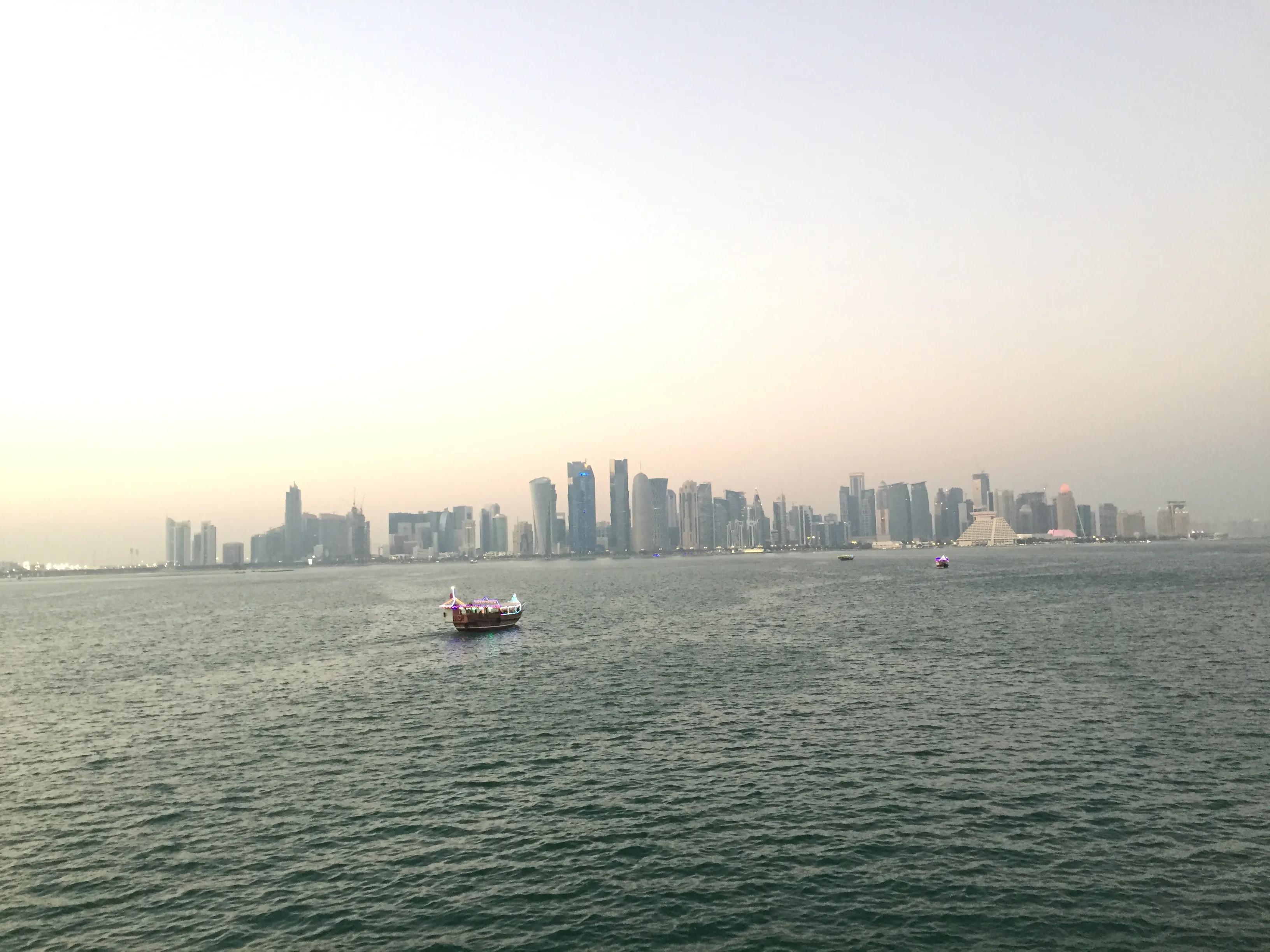 真实的卡塔尔长这样，一半沙漠一半海水