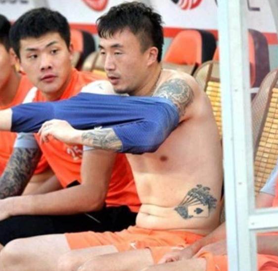 国足别再不服气！央视足球美女主播晒马甲线，想被认可别做白斩鸡