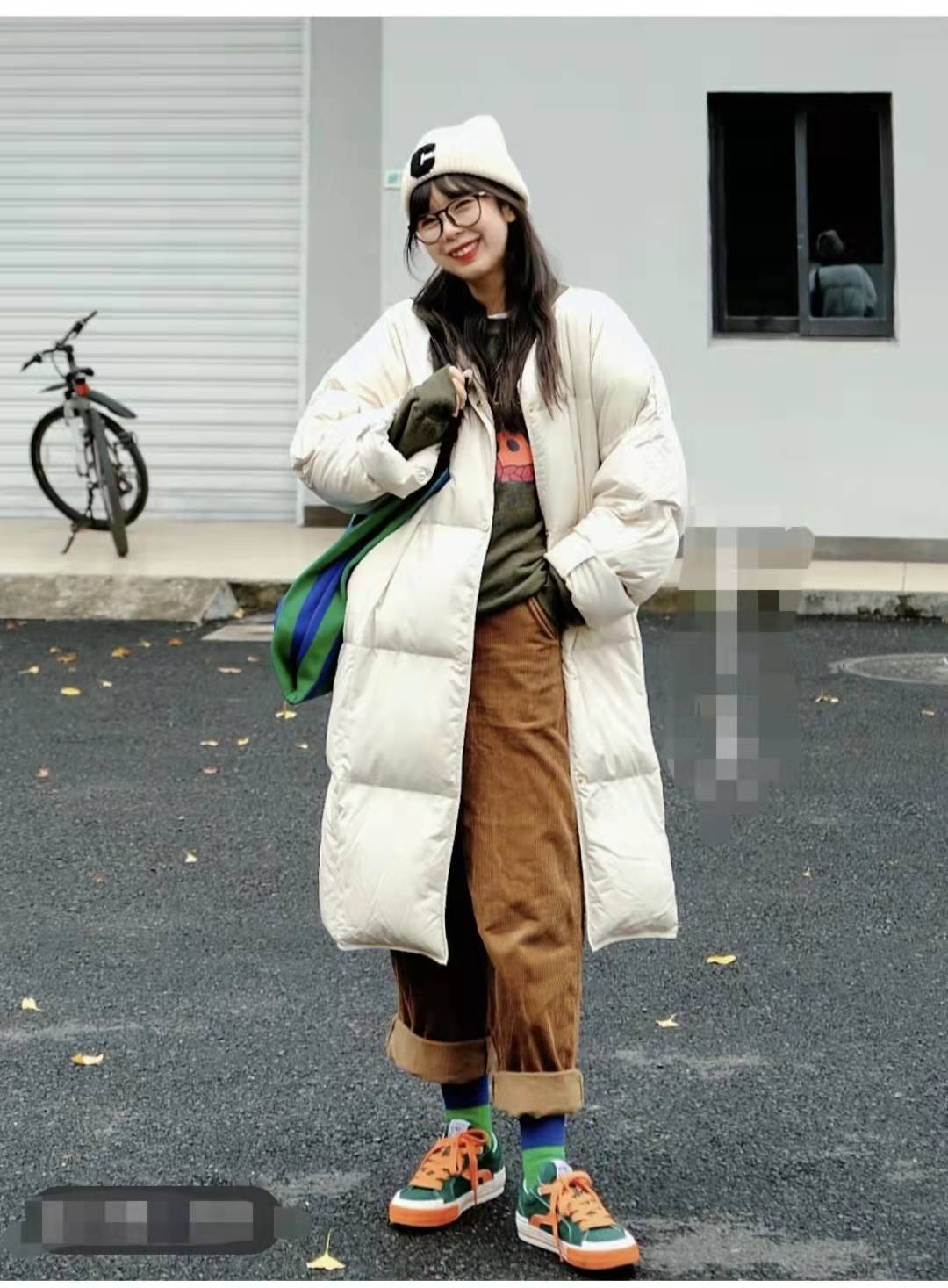 灯芯绒裤子松紧裤配什么上衣,咖色灯芯绒的裤子配什么上衣