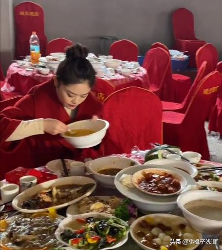 河南婚礼结束后新娘泪别父母,婚礼结束新人吃剩饭剩菜