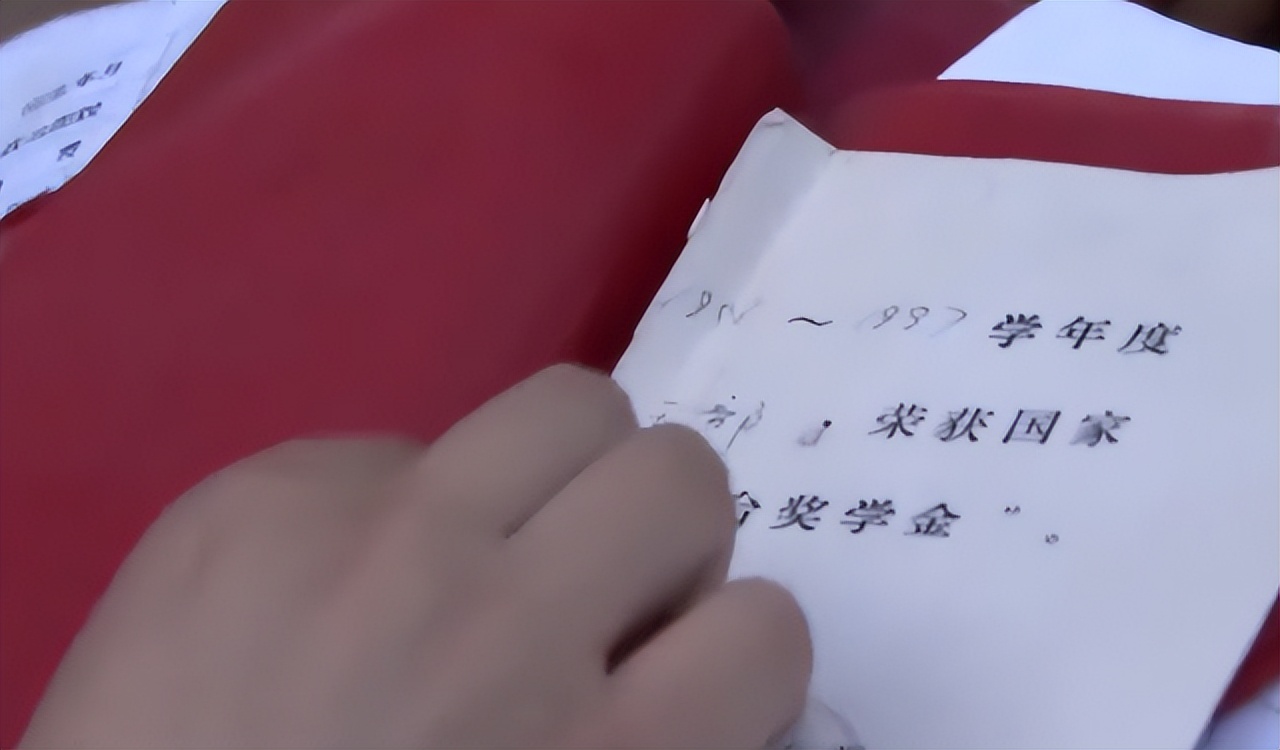 刘强东师妹伍继红为什么成低保户,刘强东和章泽天是原配吗