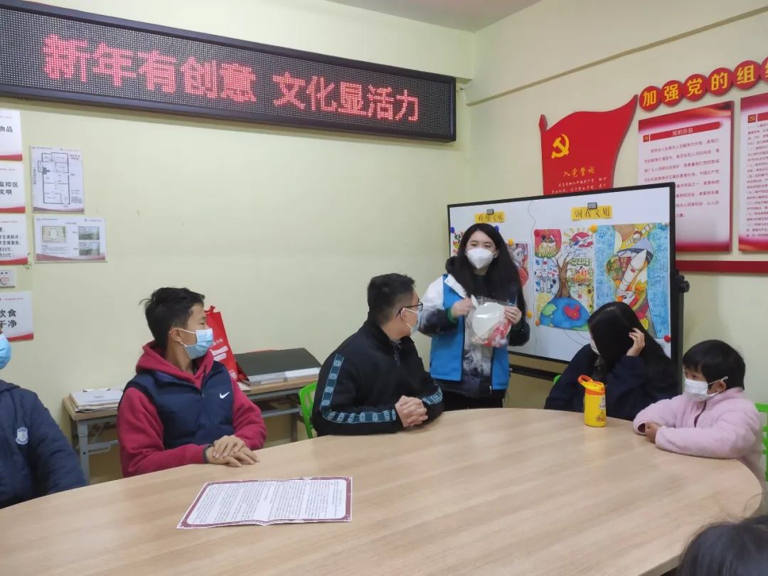 手提花灯探南源，共迎新春乐开颜