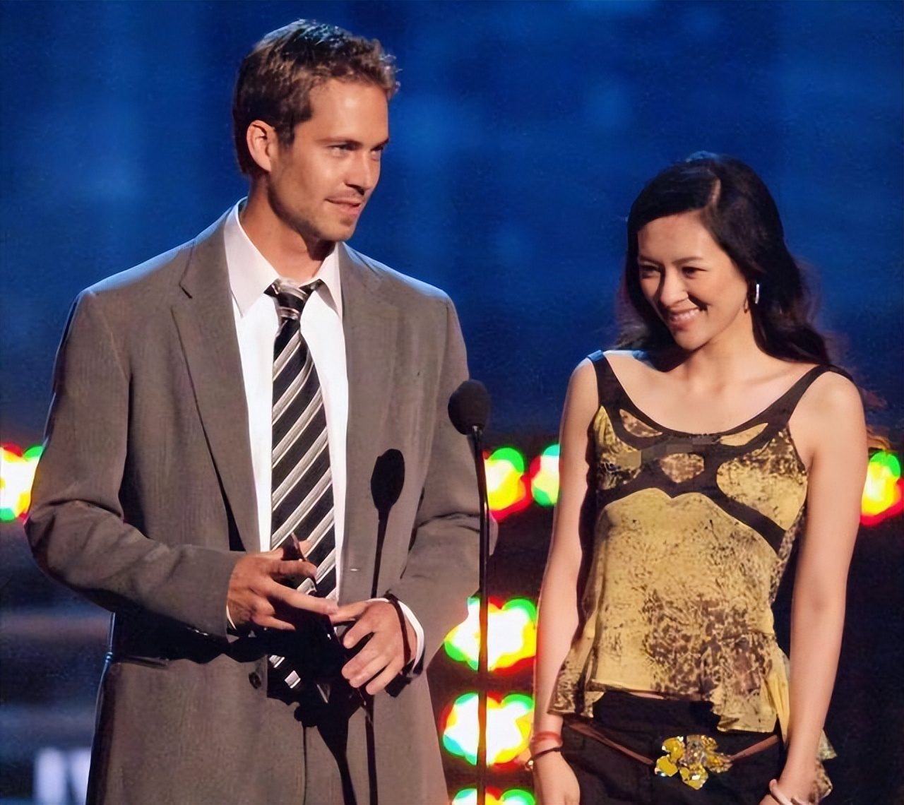 19岁的章子怡青涩年华演技出神,章子怡年轻时穿搭