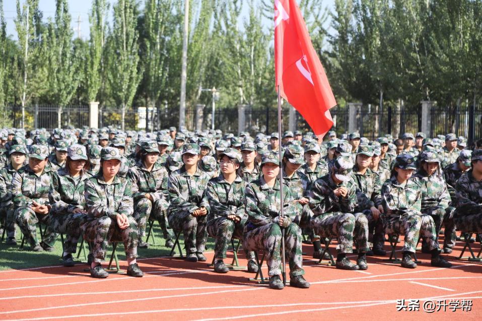 银川能源学院2020级新生军训男,宁夏银川能源学院军训