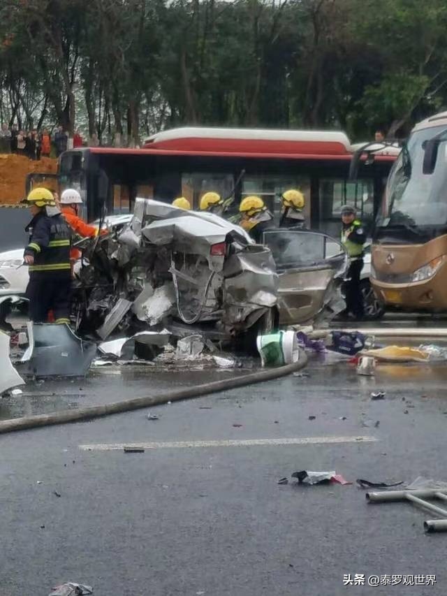 四川重大交通事故最新消息,四川面包车翻下公路路基致6死4伤