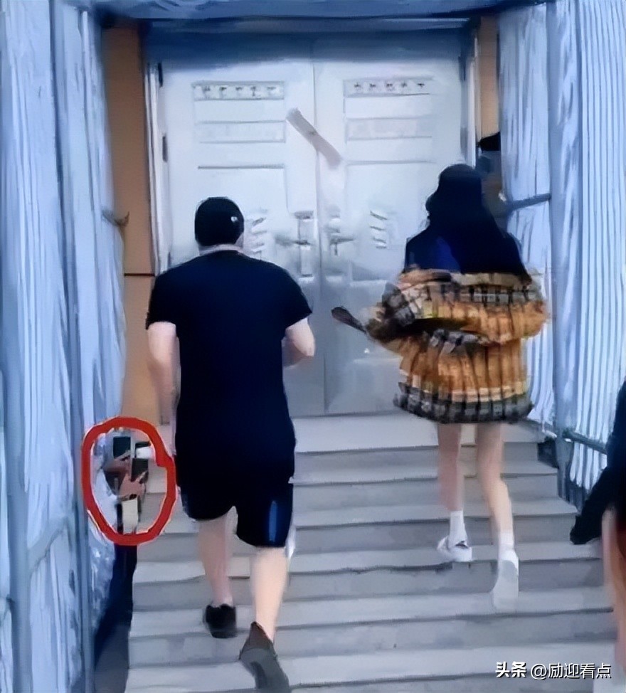 张颂文签名照被卖8000引发热议，揭秘背后的明星代拍灰色产业链